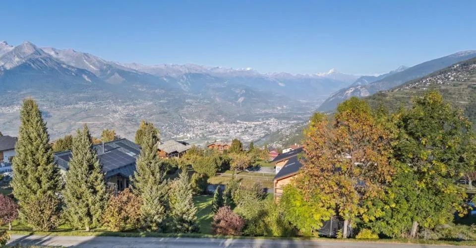 Grande parcelle à bâtir au coeur d'un quartier résidentiel