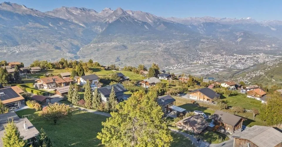Grande parcelle à bâtir au coeur d'un quartier résidentiel