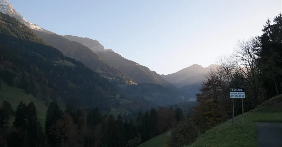 Grande parcelle de terrain à construire à Val-d'Illiez, entièrement équipée
