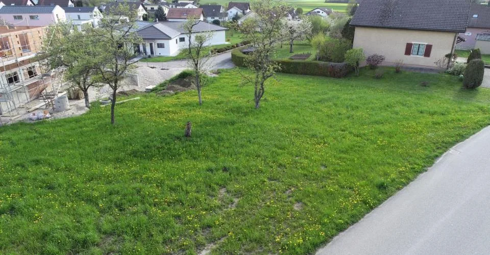 Joli terrain à vendre proche du centre du village