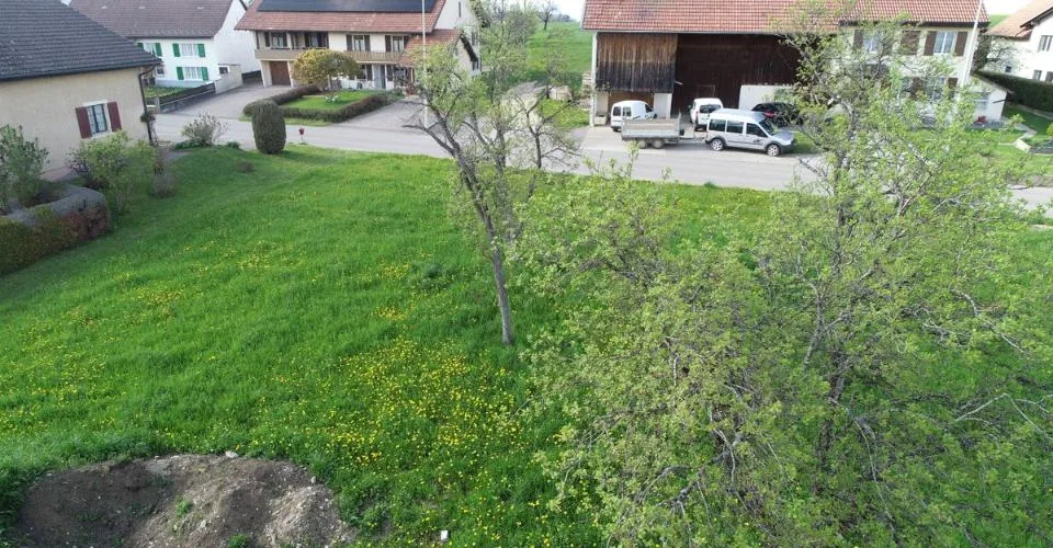 Joli terrain à vendre proche du centre du village