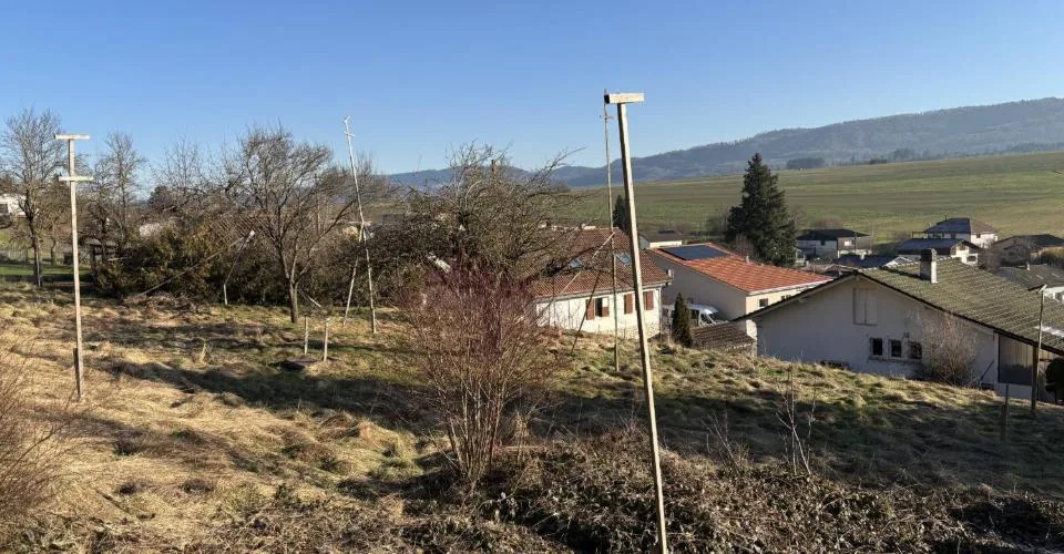 Terrain de 1'560 m2 à vendre dans le village de Fontenais