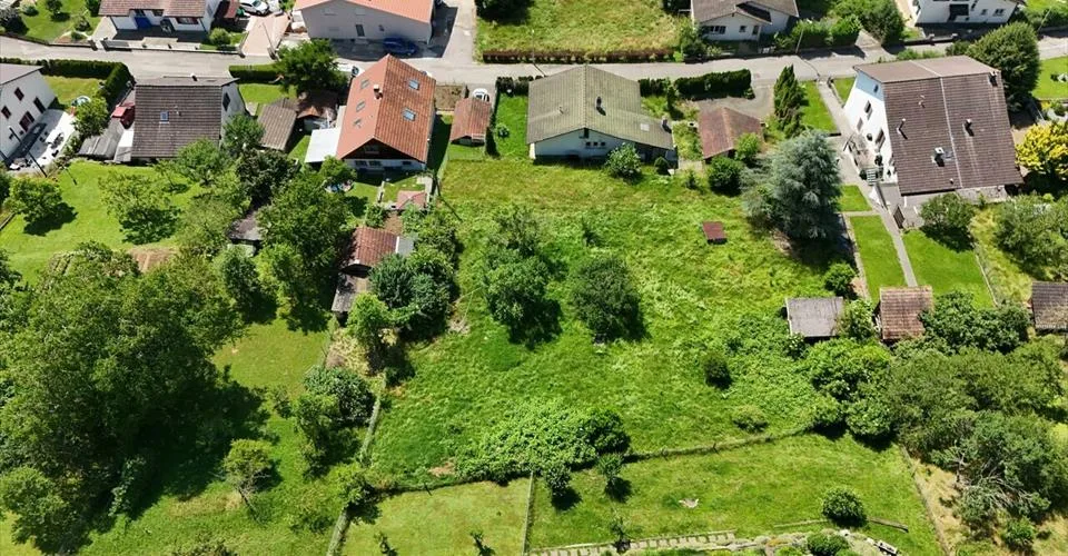 Terrain de 1'560 m2 à vendre dans le village de Fontenais