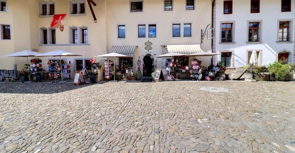 Splendide immeuble historique du 15? siècle avec local commercial et appartements