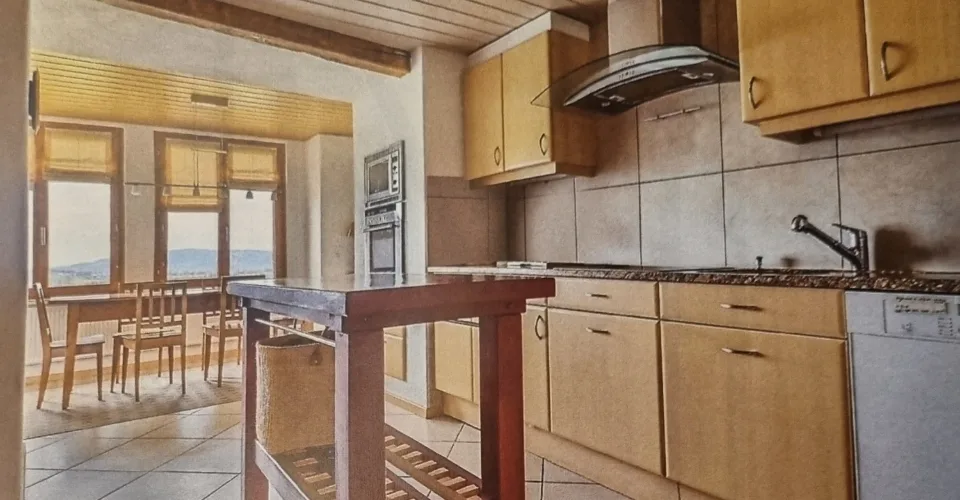 Splendide immeuble historique du 15? siècle avec local commercial et appartements