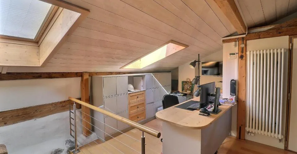 Splendide immeuble historique du 15? siècle avec local commercial et appartements