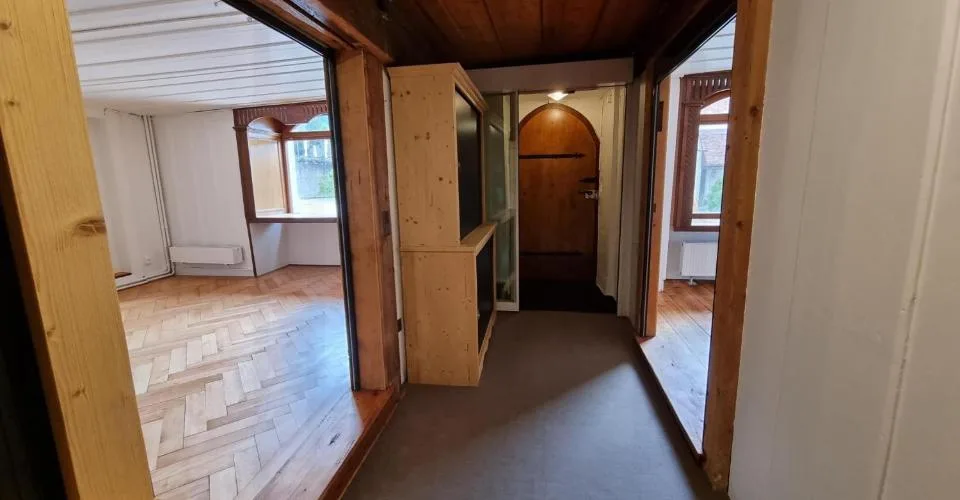 Splendide immeuble historique du 15? siècle avec local commercial et appartements