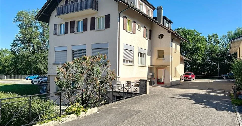Immeuble mixte au centre de Semsales
