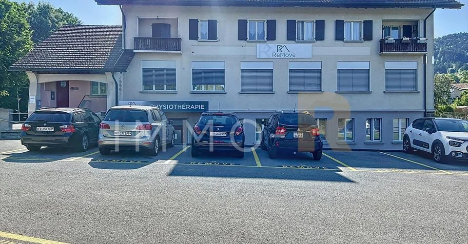 Immeuble mixte au centre de Semsales