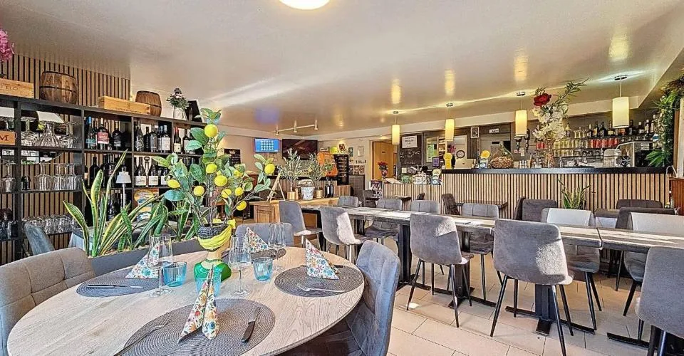 Immeuble d'habitation avec café-restaurant au coeur de la Broye