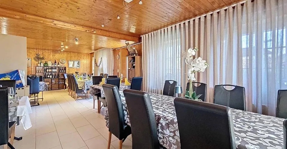 Immeuble d'habitation avec café-restaurant au coeur de la Broye