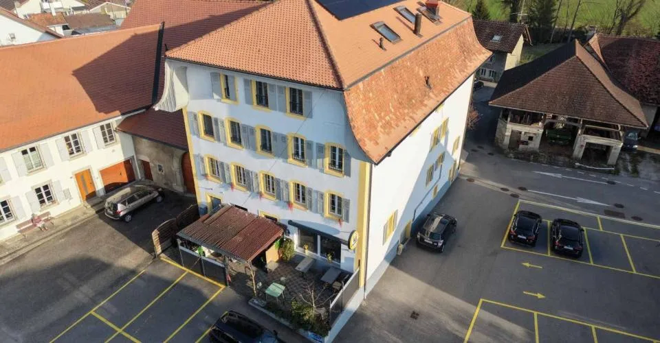 Immeuble d'habitation avec café-restaurant au coeur de la Broye