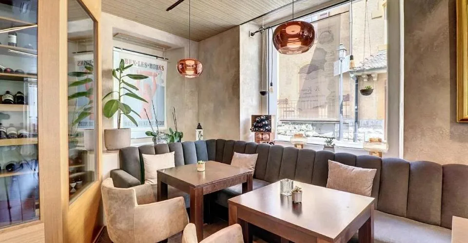 Immeuble de rendement mixte de 6 appartements et un restaurant