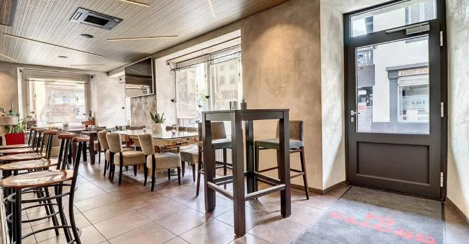 Immeuble de rendement mixte de 6 appartements et un restaurant