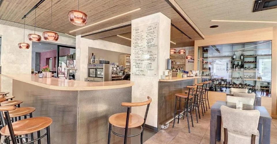Immeuble de rendement mixte de 6 appartements et un restaurant