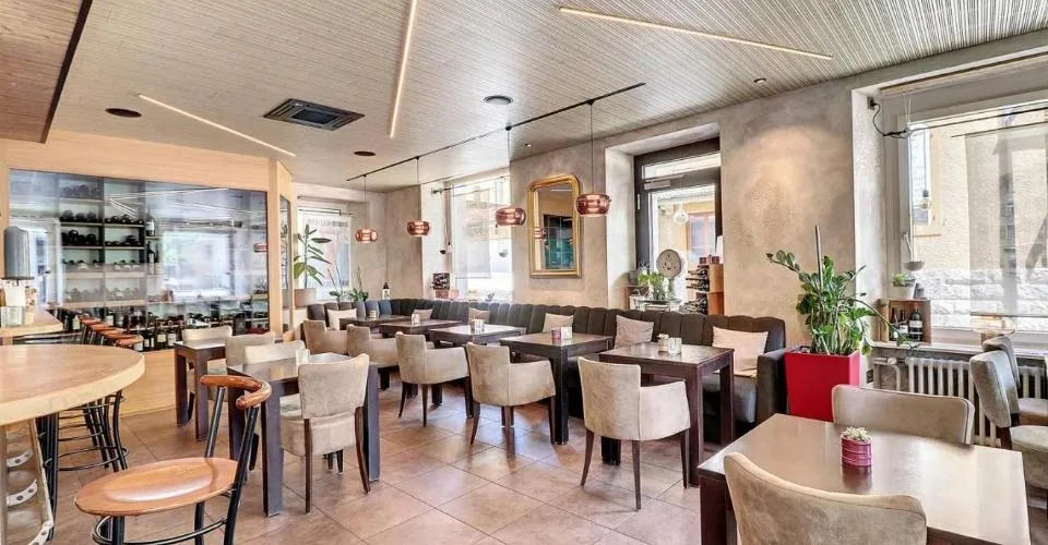Immeuble de rendement mixte de 6 appartements et un restaurant
