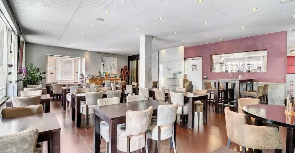 Immeuble de rendement mixte de 6 appartements et un restaurant
