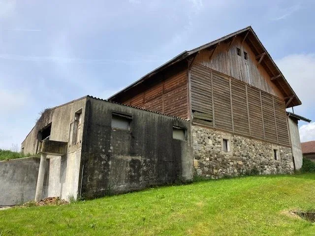 Deux bâtiments avec grand potentiel de rendement. Hors zone à bâtir.