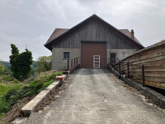 Deux bâtiments avec grand potentiel de rendement. Hors zone à bâtir.