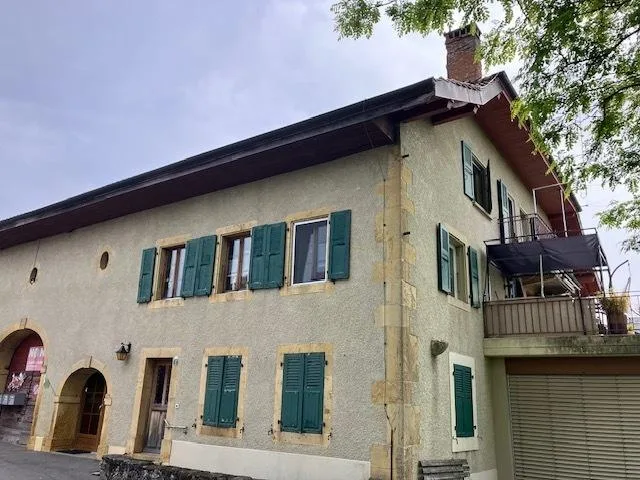 Deux bâtiments avec grand potentiel de rendement. Hors zone à bâtir.