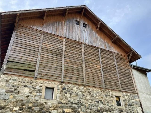Deux bâtiments avec grand potentiel de rendement. Hors zone à bâtir.