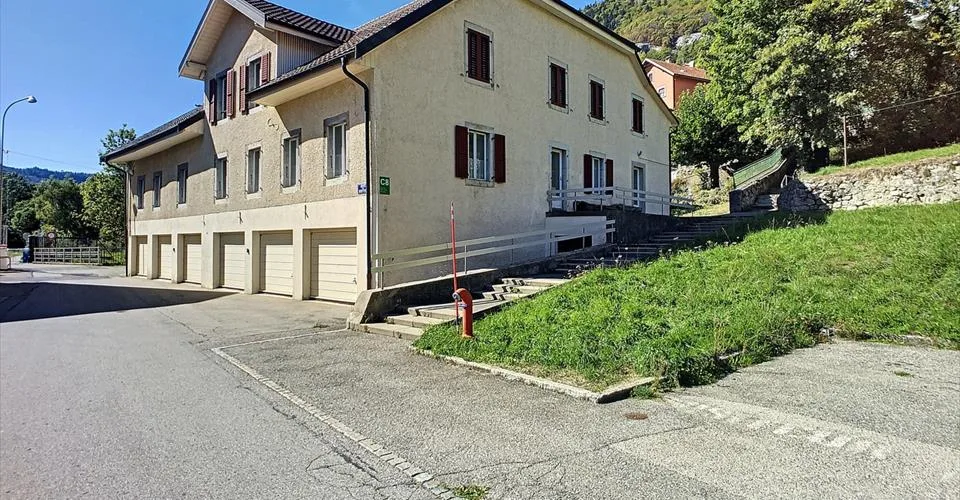 Immeuble mixte de 3779 m3, avec bureaux, dépôt, habitation et garages