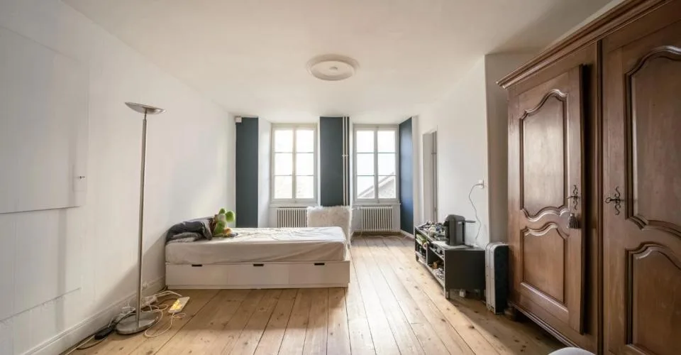 Au coeur du bourg de Lutry, immeuble typique avec jardin