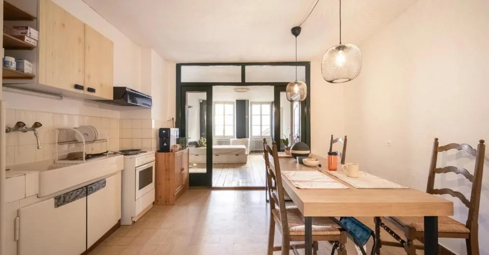 Au coeur du bourg de Lutry, immeuble typique avec jardin