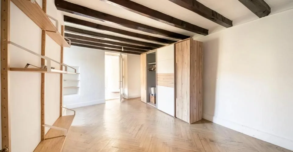 Au coeur du bourg de Lutry, immeuble typique avec jardin