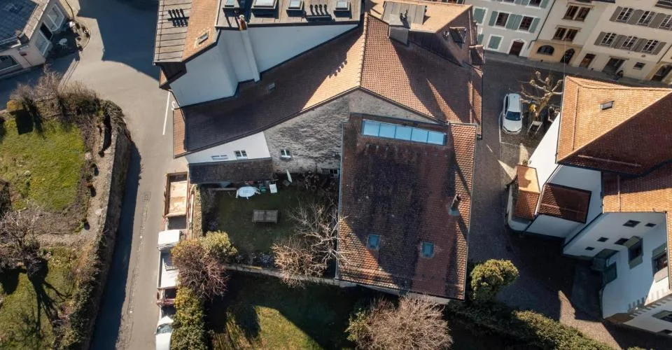 Au coeur du bourg de Lutry, immeuble typique avec jardin