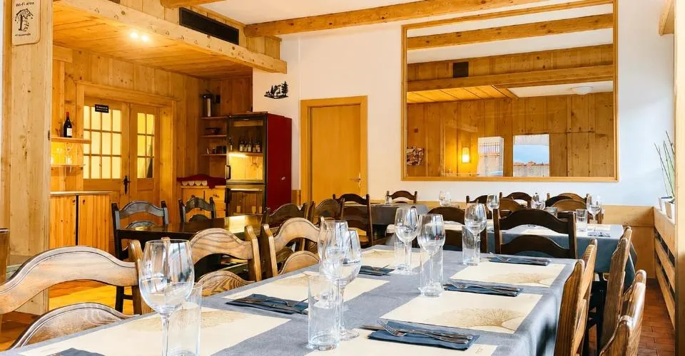Établissement mixte avec partie hôtelière, restauration et appartement