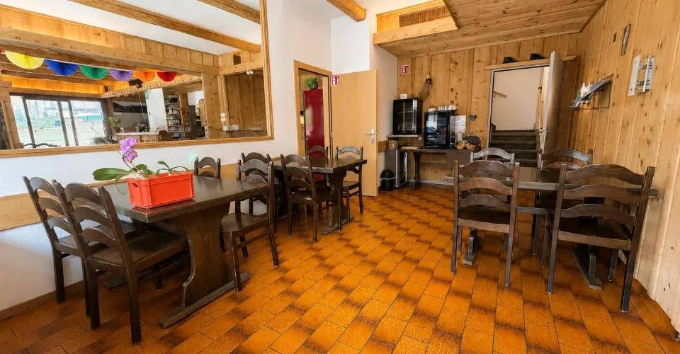 Établissement mixte avec partie hôtelière, restauration et appartement