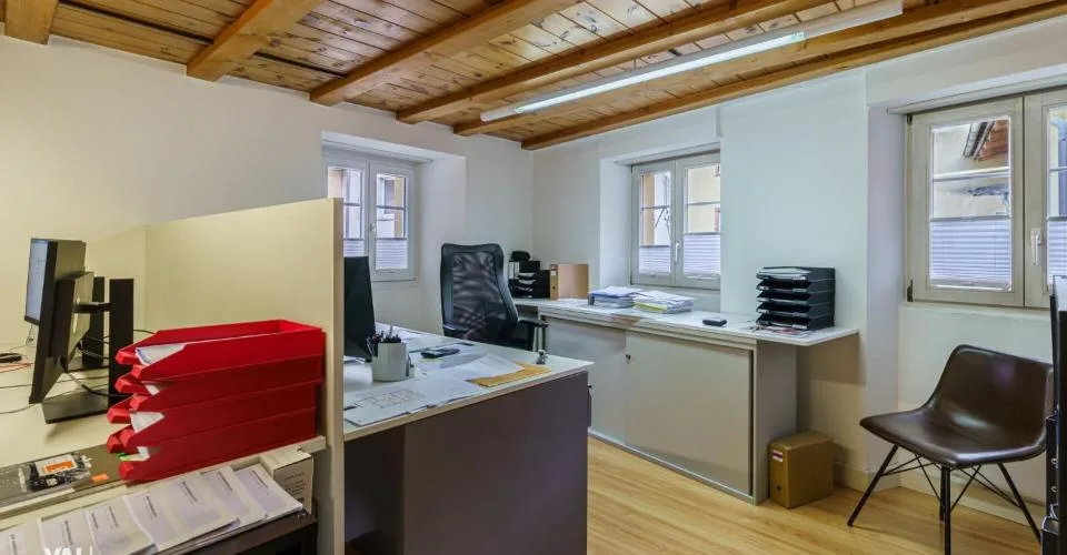 Immeuble d'habitation rénové avec de nombreuses utilisations possibles et un charme historique dans un emplacement privilégié