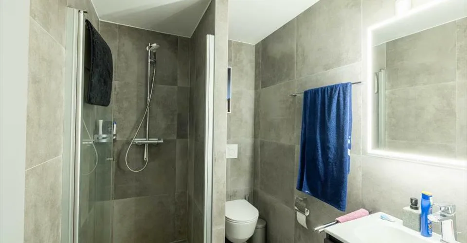 Immeuble avec revenus stables – logements, commerce et parking – Foto 11 von 13