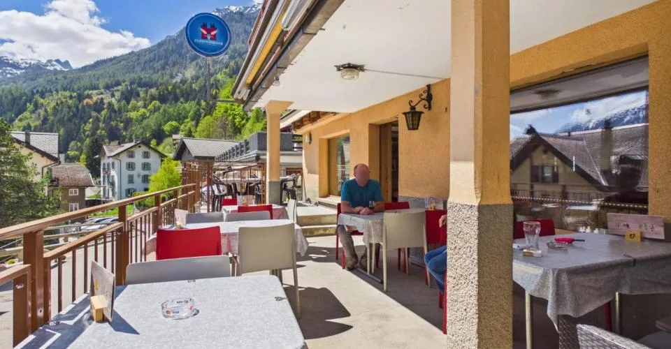 Immeuble Café-Restaurant Le Central et appartement
