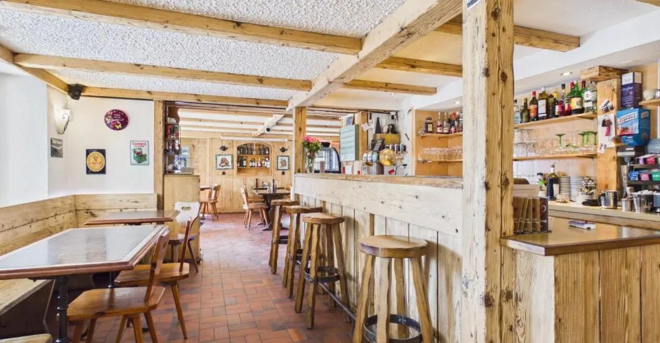 Immeuble Café-Restaurant Le Central et appartement