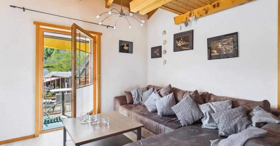 Immeuble Café-Restaurant Le Central et appartement