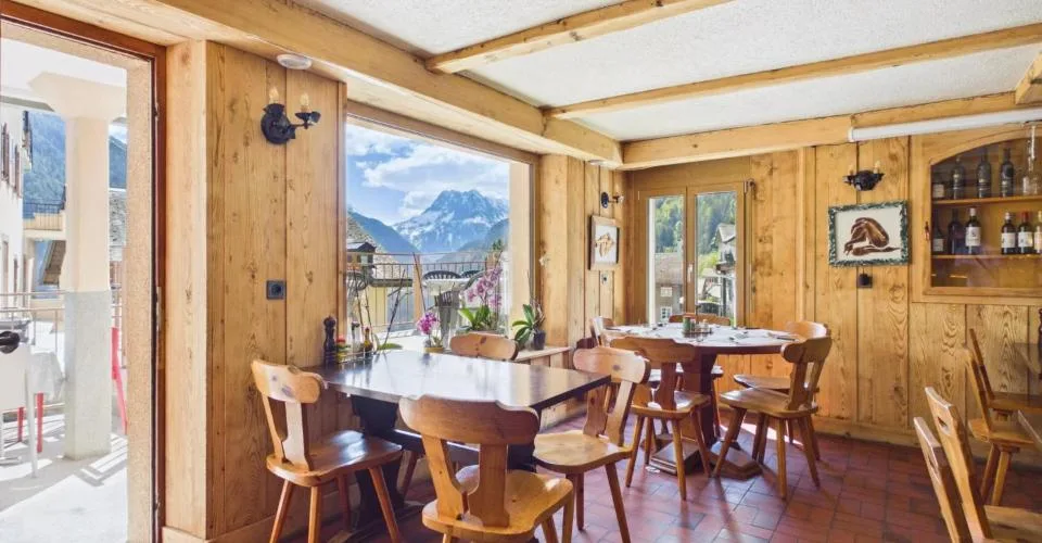 Immeuble Café-Restaurant Le Central et appartement