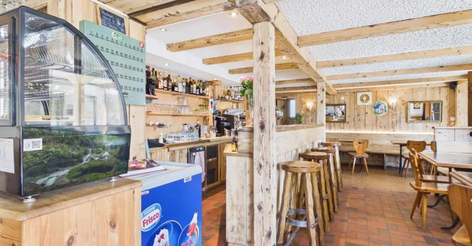 Immeuble Café-Restaurant Le Central et appartement
