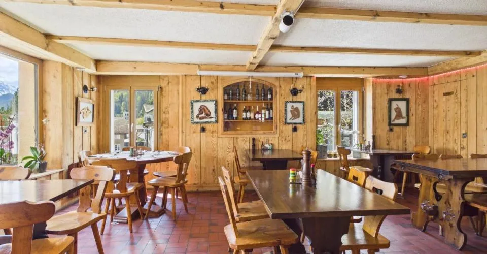 Immeuble Café-Restaurant Le Central et appartement
