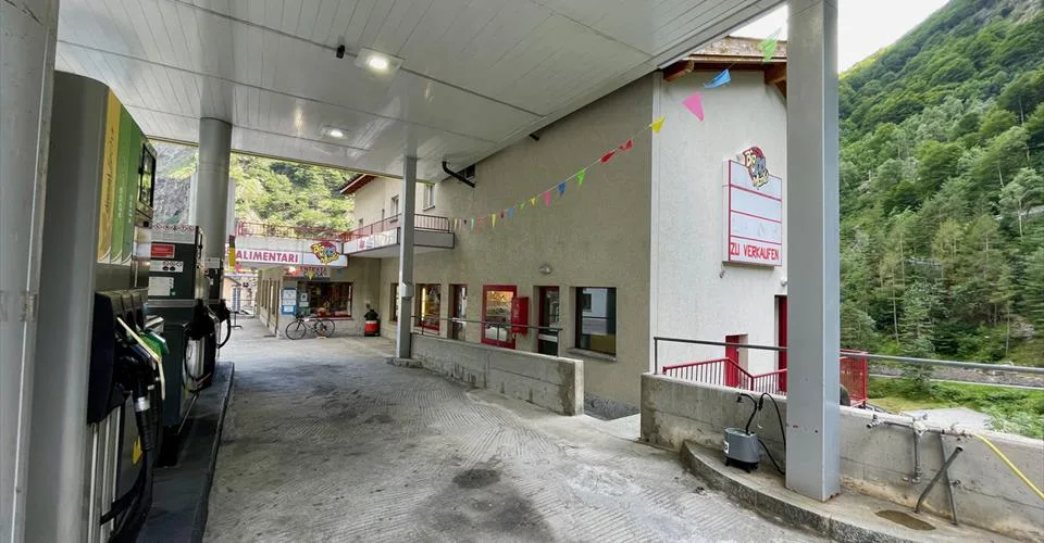 Immeuble commercial et résidentiel avec beaucoup de potentiel à la fro