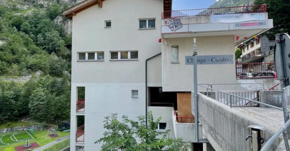 Immeuble commercial et résidentiel avec beaucoup de potentiel à la fro