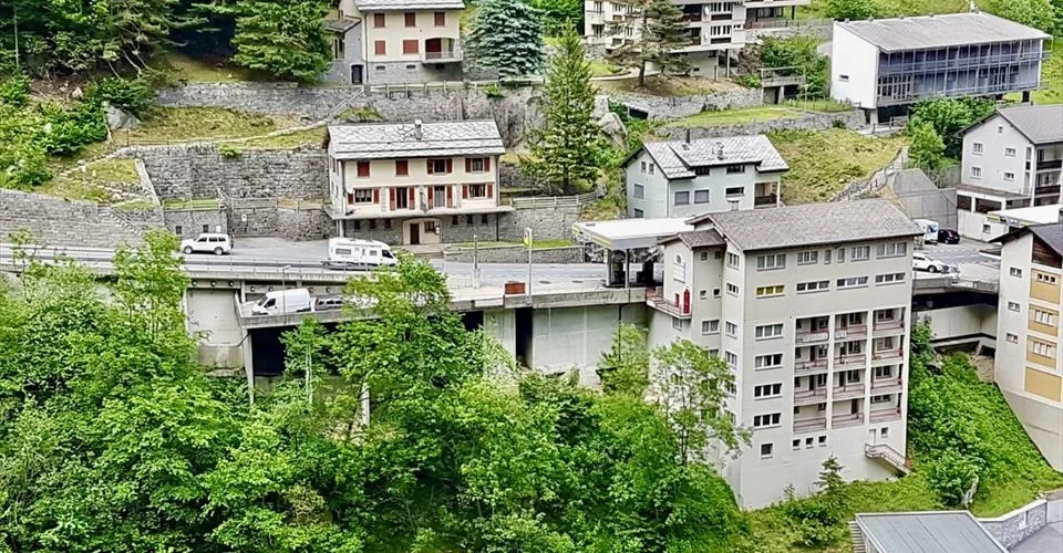 Immeuble commercial et résidentiel avec beaucoup de potentiel à la fro
