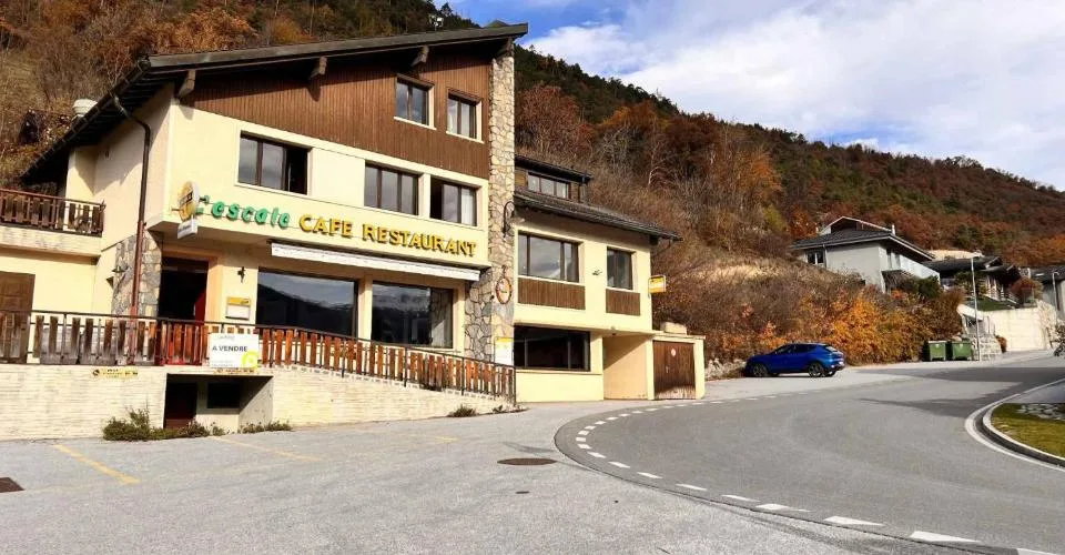 Immeuble mixte avec nombreuses places de parking
