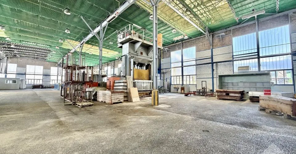 Halle industrielle de 20'500 m3 et de 2'130 m2 avec accès sécurisé