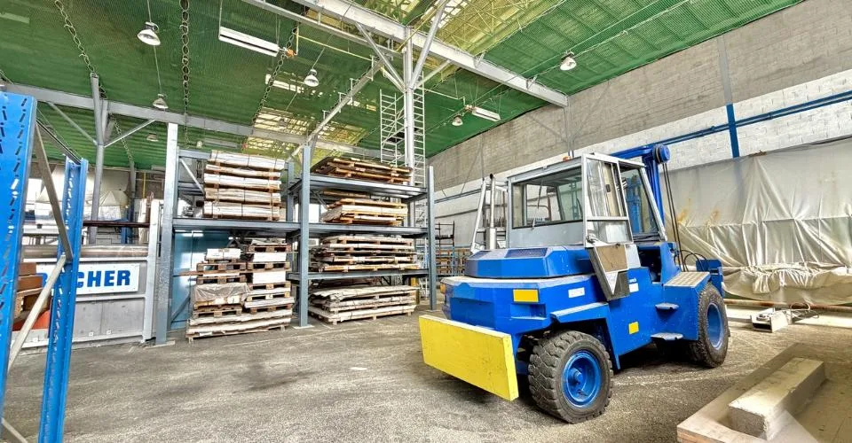 Halle industrielle de 20'500 m3 et de 2'130 m2 avec accès sécurisé