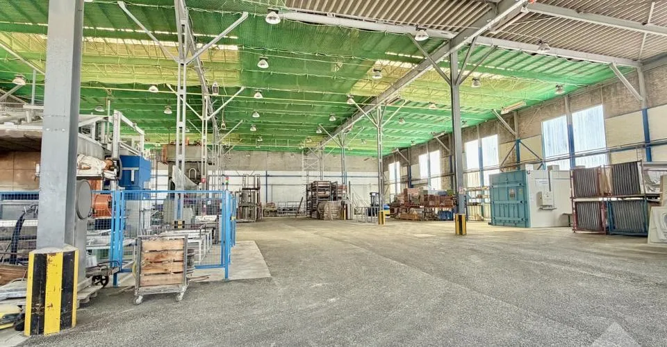 Halle industrielle de 20'500 m3 et de 2'130 m2 avec accès sécurisé