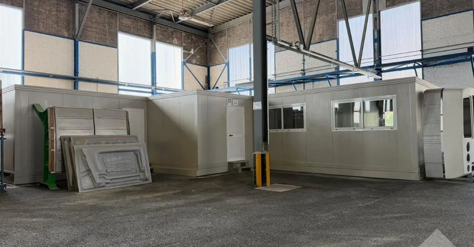 Halle industrielle de 20'500 m3 et de 2'130 m2 avec accès sécurisé