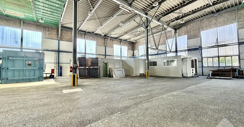 Halle industrielle de 20'500 m3 et de 2'130 m2 avec accès sécurisé