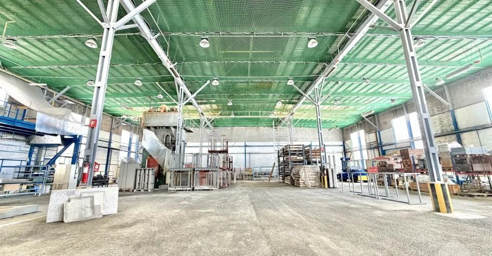 Halle industrielle de 20'500 m3 et de 2'130 m2 avec accès sécurisé